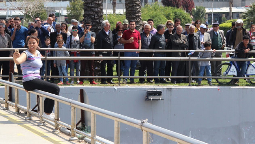 Atlamak İsteyen Kadına Çevreden Destek Geldi