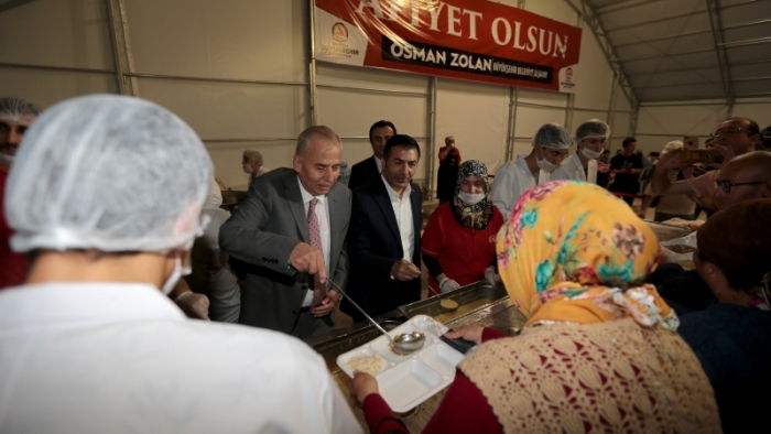 Büyükşehir iftar çadırı ilk gün binleri ağırladı