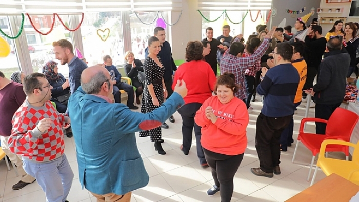 Edirne Belediyesi Engelsiz Yılbaşı Partisi Düzenledi