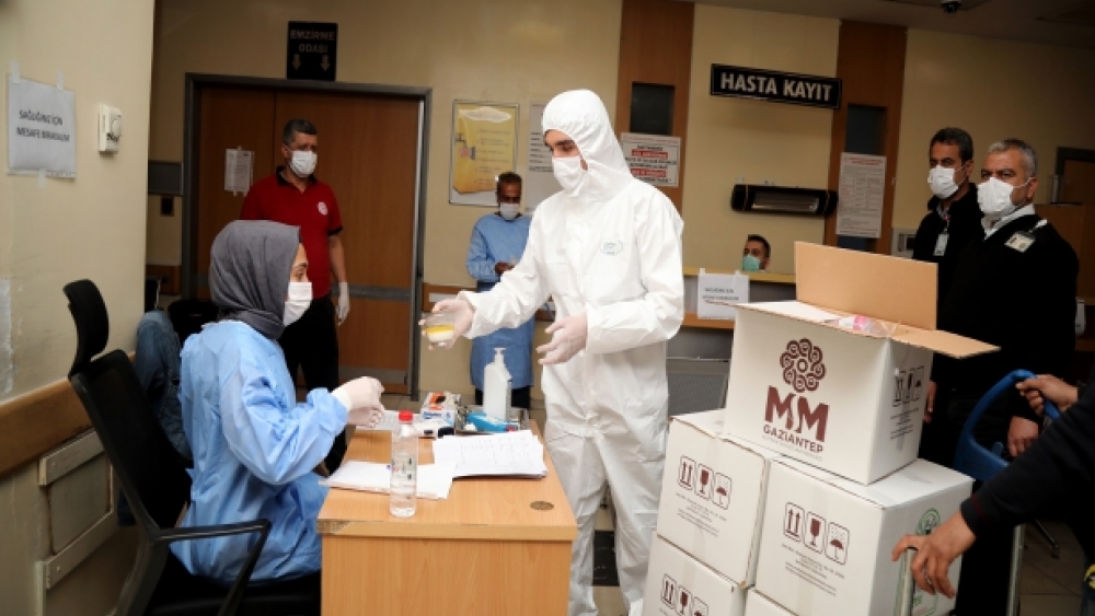 Gaziantep'de sağlık çalışanlarına tatlı dağıtıldı