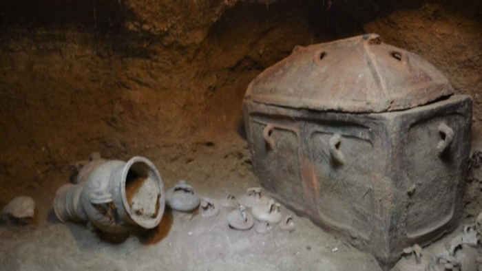 Girit'te bozulmamış Minoan mezarı bulundu