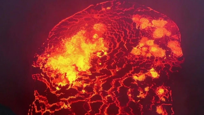 Hawaii yanardağında büyük çatlaklar
