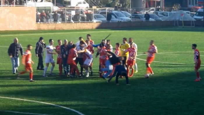 İki Takım Futbolcuları Tekme Tokat Birbirine Girdi