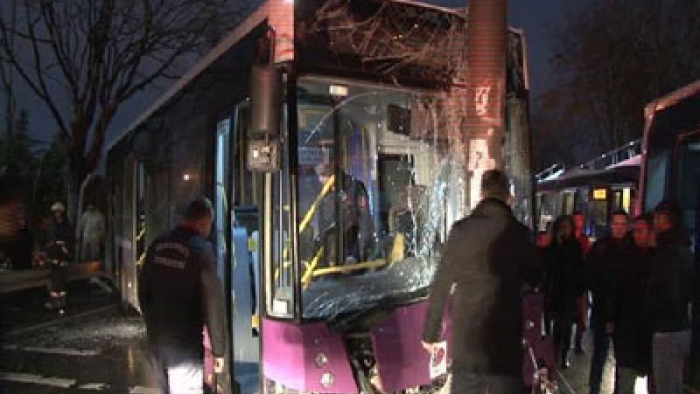 İstanbul'da Halk Otobüsü Kaza Yapıp Yan Döndü 5 Yaralı