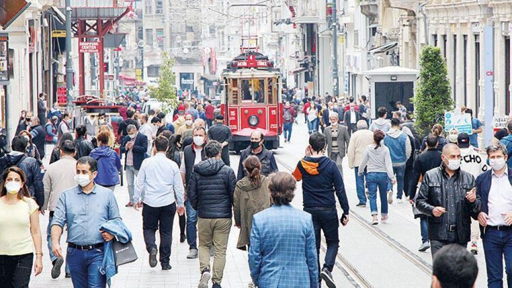 İstanbul'un nüfusu hafif düşüşe rağmen 75'ten fazla ülke