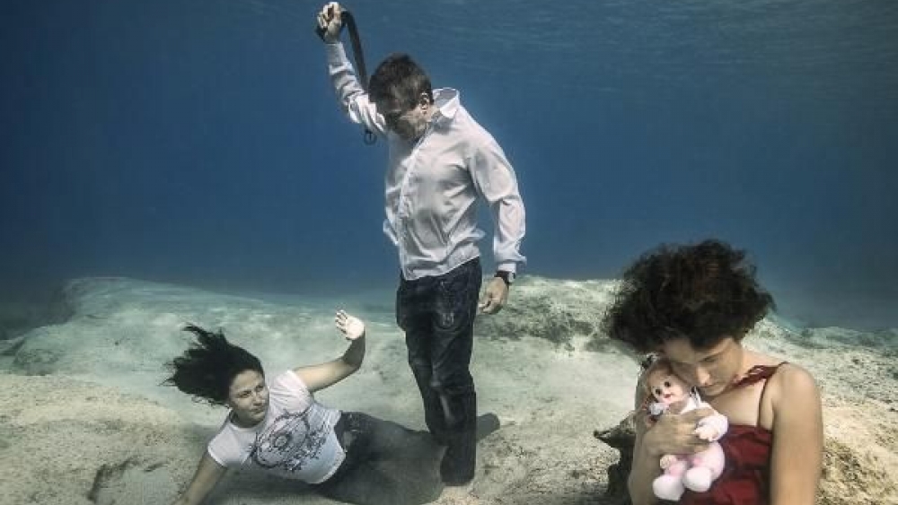 Kadına Şiddete Tepkisini Sualtı Fotoğrafları İle Anlatacak