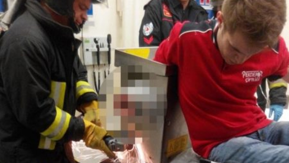 Kasap Reyonunda Çalışan Genç Elini Kıyma Makinesine Kaptırdı