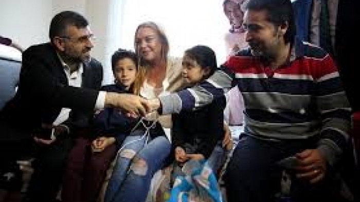 Lindsay Lohan Sultanbeyli'de Suriyeli'leri Ziyaret Etti
