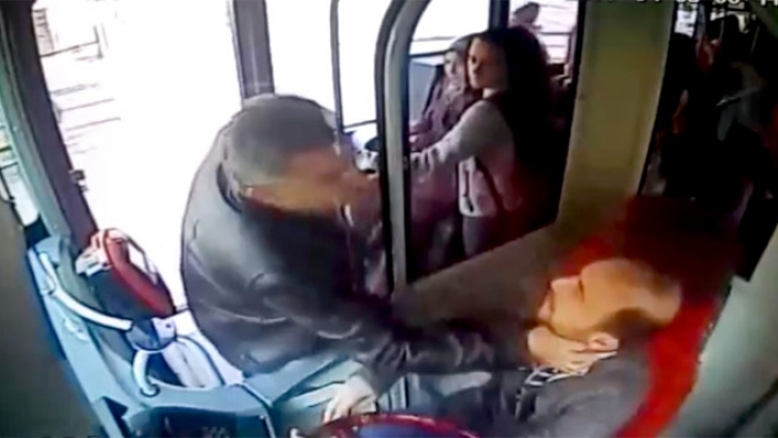 Otobüs Şoförünü Darp Edip Kolunu Kırdı