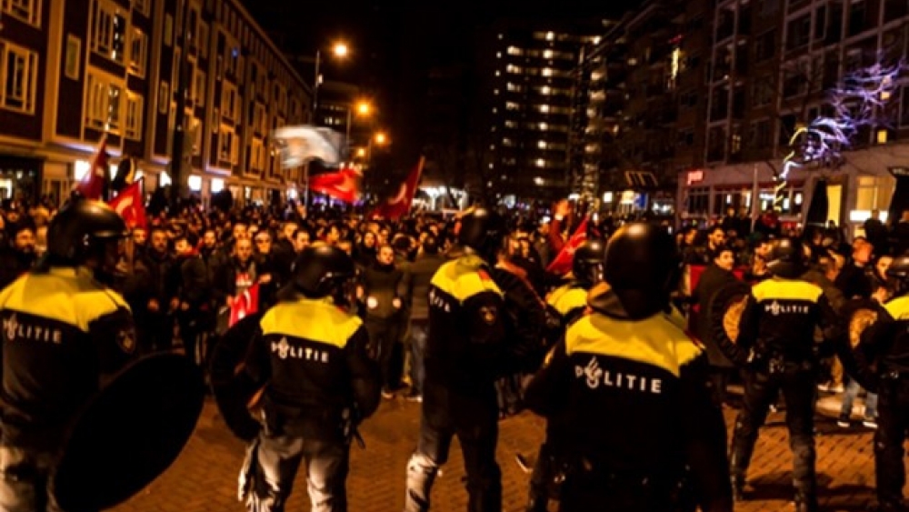 Türk Bakanlar Hollanda'ya Alınmadı Ülkede OHAL İlan Edildi