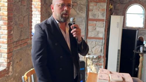 İZMİR’İN SEMBOL AİLESİNDEN TARİHİ BULUŞMA KIRKPINAR AİLESİ BAYRAMLAŞMA GELENEĞİNDE SINIRLARI AŞTI