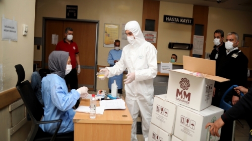 Gaziantep'de sağlık çalışanlarına tatlı dağıtıldı