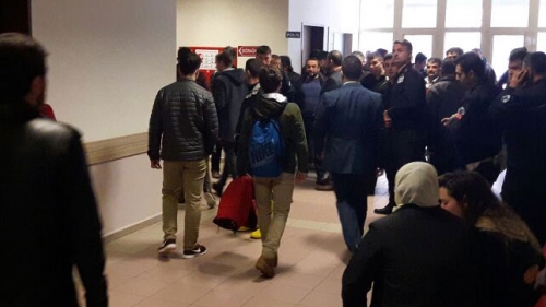 Lisede Dehşet Arkadaşı ve Kendisinin Boynunu Kesti